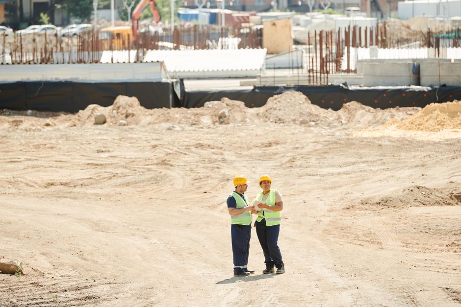 Artisans sur chantier avec équipements de sécurité